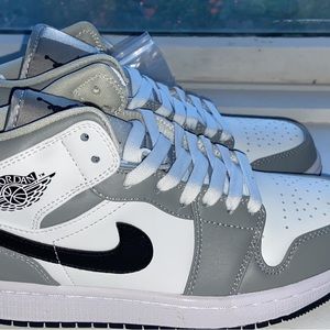 Air Jordan Mid1 .  Grey fog size 3.5